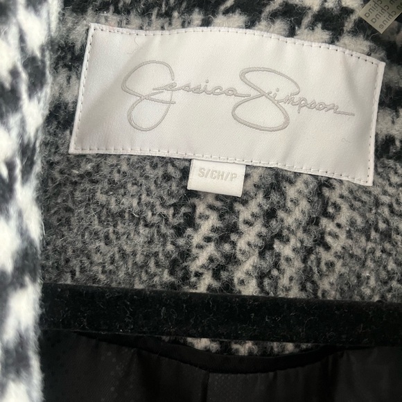 Black and white plaid printed wool winter pea Coat with belt . - Picture 2 of 3